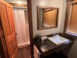 Shower, free toiletries, hair dryer, towels - Teton Teepee Lodge (Alta)
