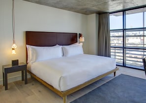 Egyptian cotton sheets, premium bedding, pillow-top beds, in-room safe - The Boro Hotel (Long Island City)