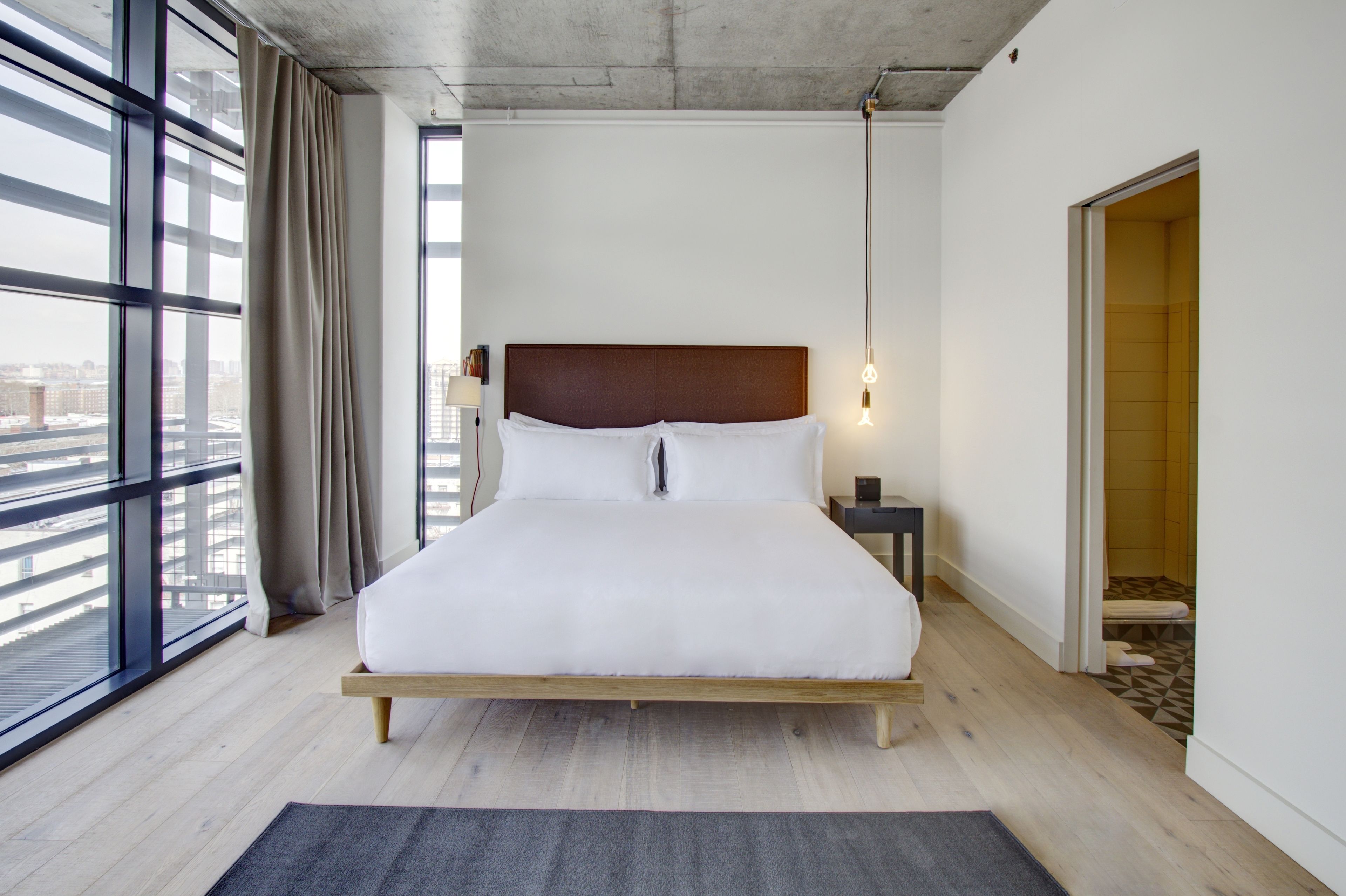 corner manhattan view balcony king bed | egyptian cotton sheets, premium bedding, pillow-top beds, in-room safe