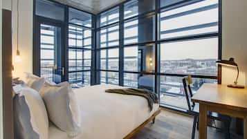 Balcony 1 Bed King or Queen | Egyptian cotton sheets, premium bedding, pillow-top beds, in-room safe