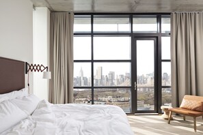 Egyptian cotton sheets, premium bedding, pillowtop beds, in-room safe - The Boro Hotel (Long Island City)