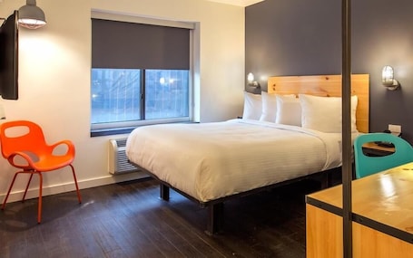 Premium bedding, desk, iron/ironing board, free WiFi