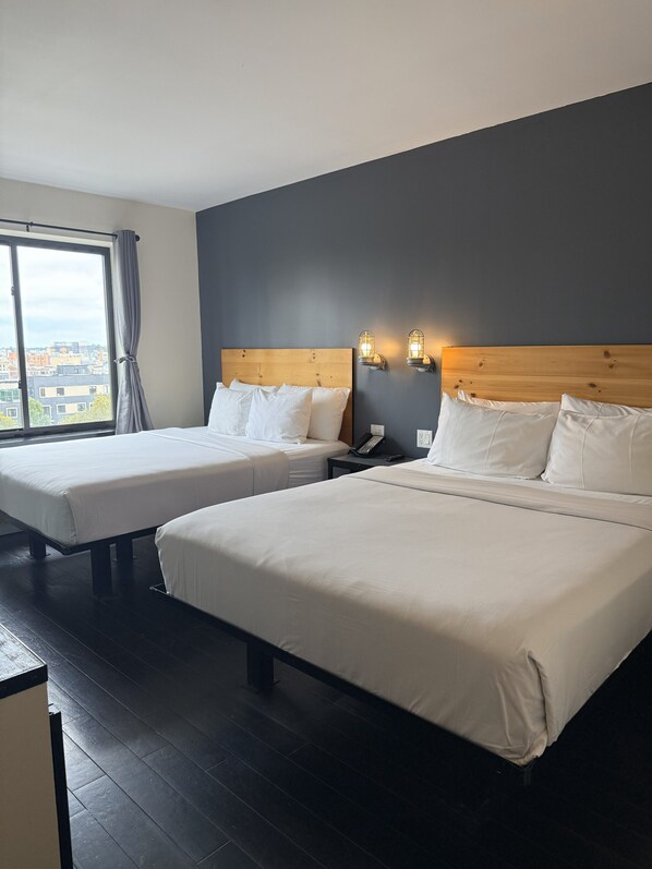 Habitación doble | Ropa de cama de alta calidad y escritorio 