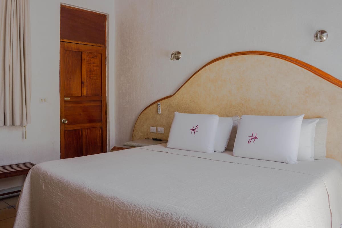 Down duvets, in-room safe, desk, blackout curtains