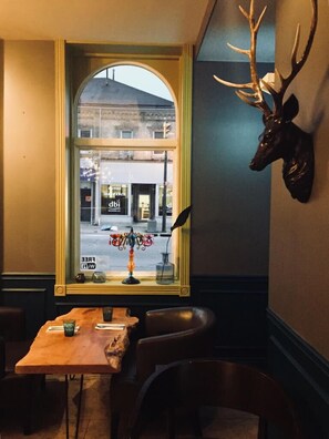 供應午餐、晚餐及早午餐