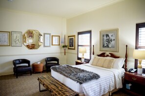 1 chambre, décor unique, bureau, fer et planche à repasser