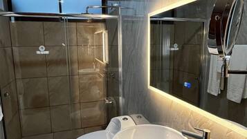 Suite Deluxe | Bathroom | Shower, free toiletries, hair dryer, towels