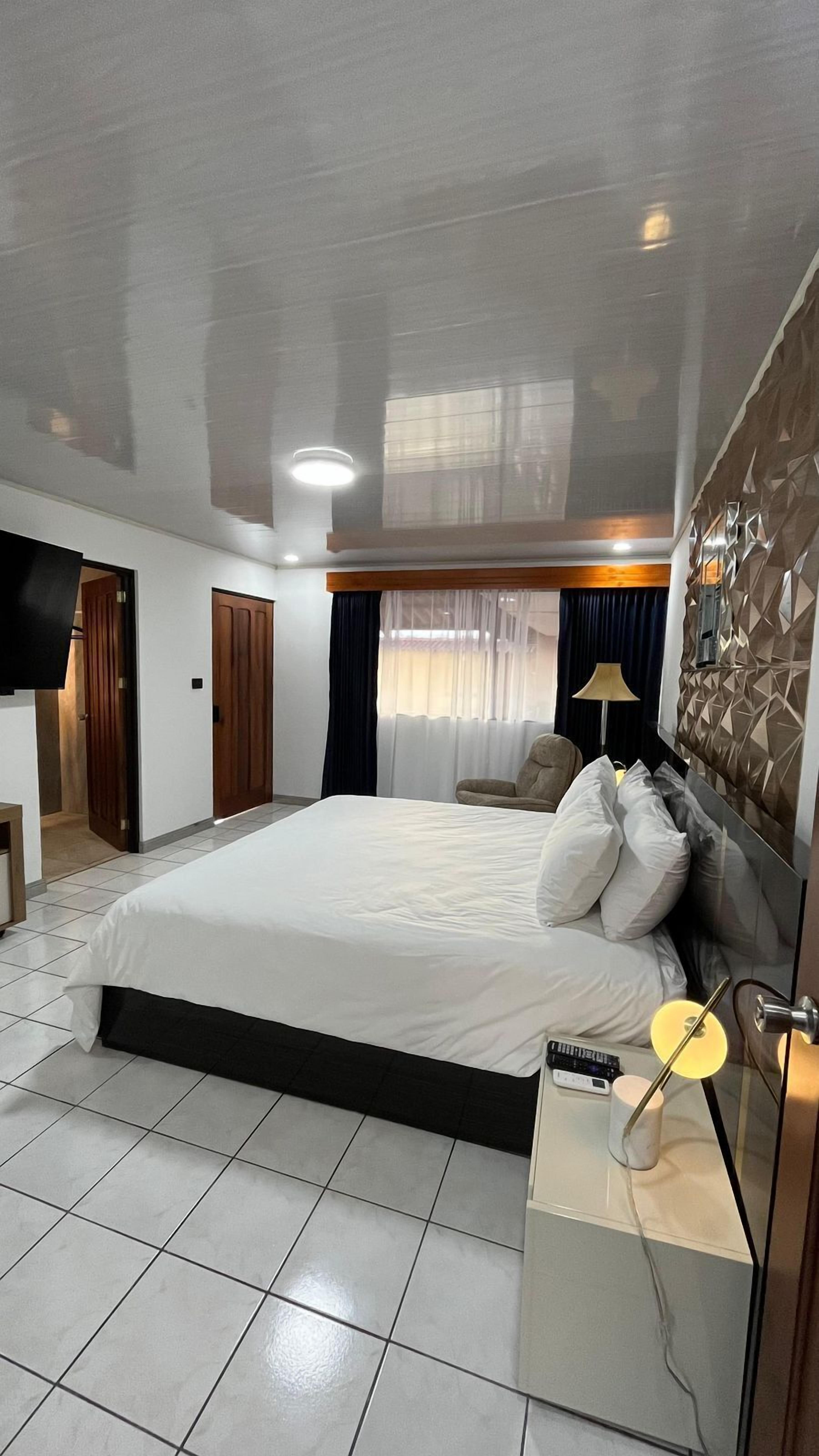 Suite Deluxe | In-room safe, desk, free WiFi, wheelchair access