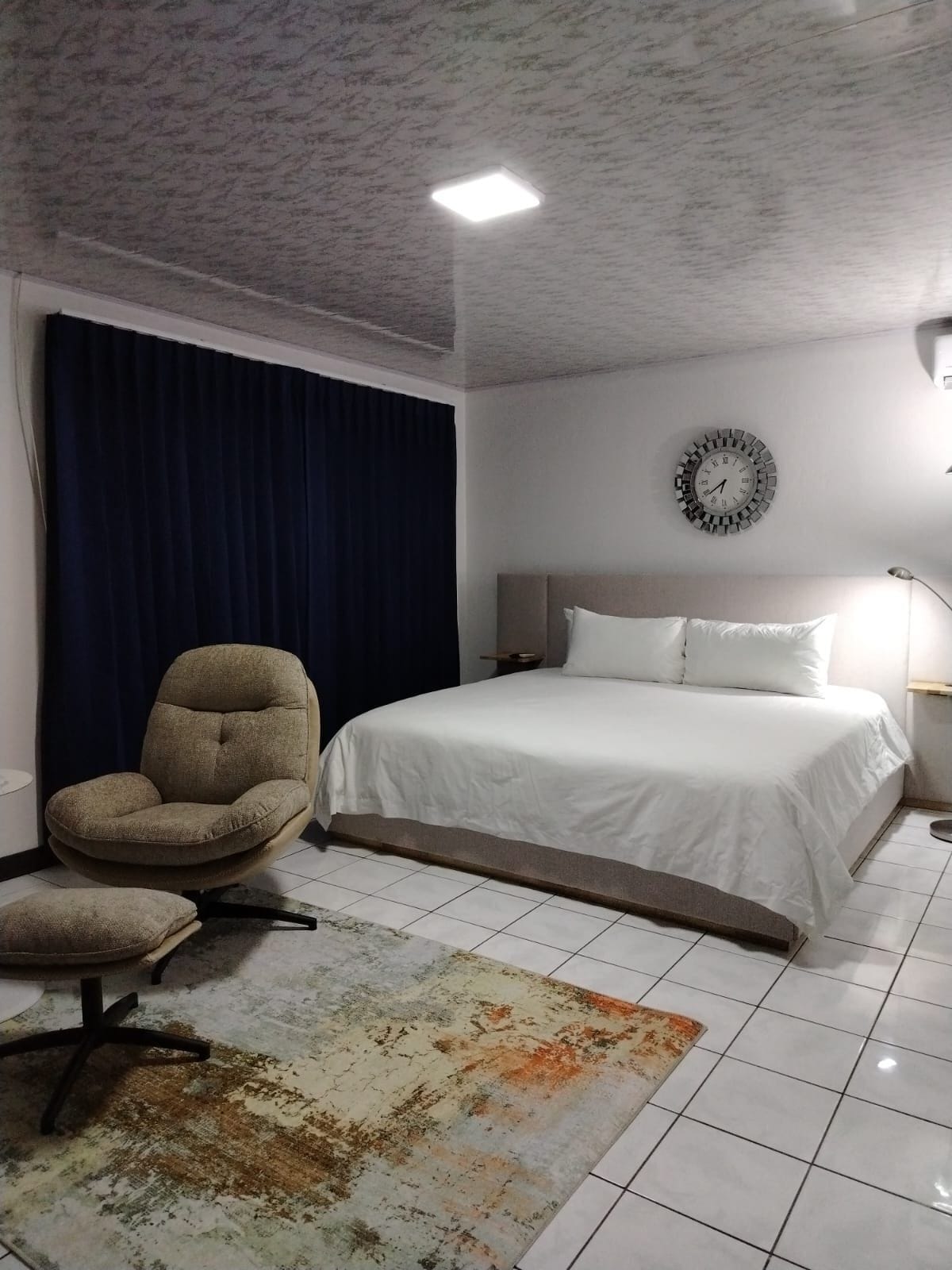 Rom – junior, 1 kingsize-seng | Safe på rommet, skrivebord, wi-fi (inkludert) og rullestolvennlig