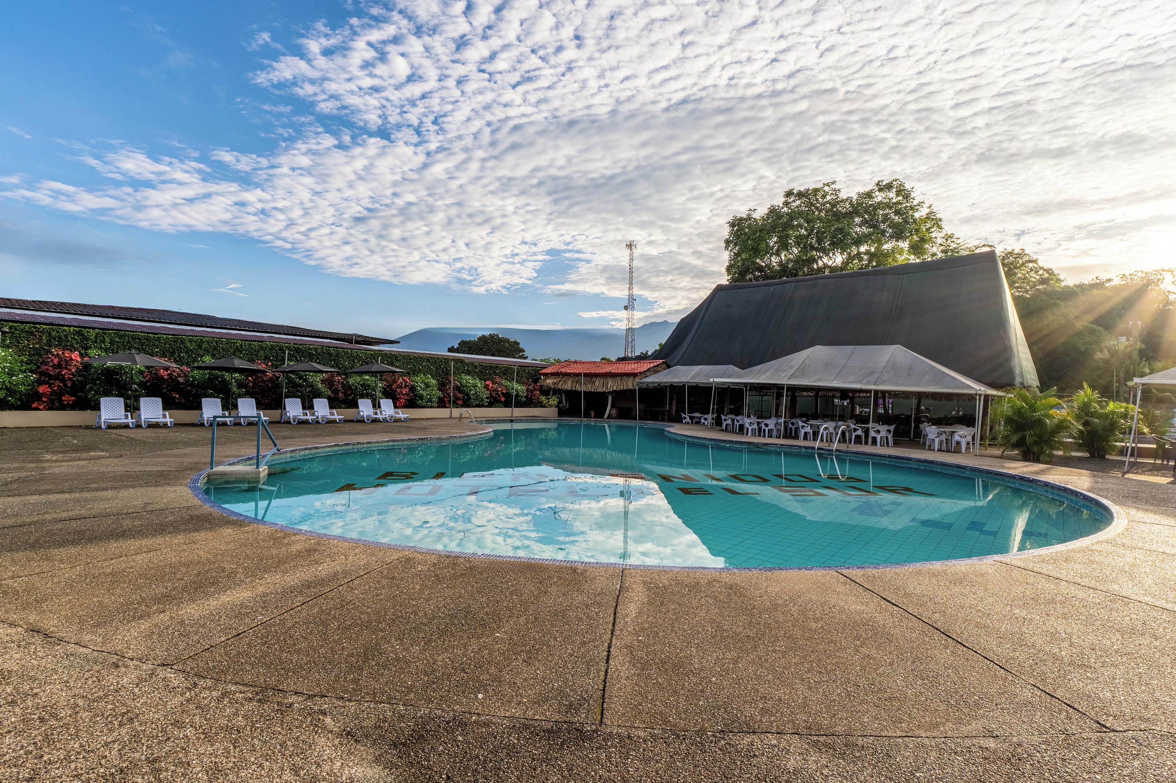 Una piscina al aire libre, sombrillas