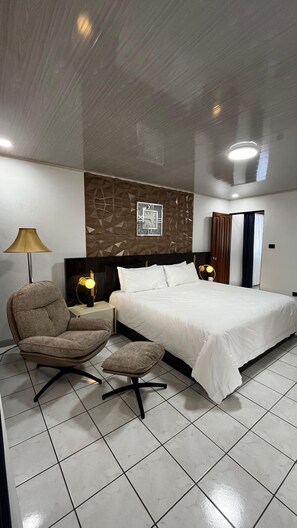 ห้องดีลักซ์, เตียงคิงไซส์ 1 เตียง | ตู้นิรภัยในห้องพัก, โต๊ะทำงาน, Wi-Fi ฟรี, ทางสำหรับรถเข็น