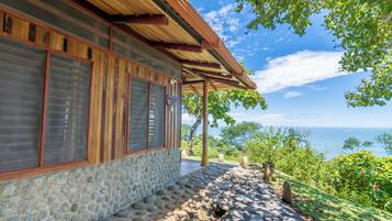 Habitación doble superior, 2 camas matrimoniales, vista al océano | Caja de seguridad en la habitación, wifi gratis y ropa de cama