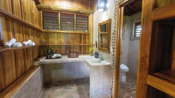 Manu Deluxe Room | In-room safe, free WiFi, bed sheets