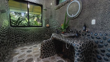 Tinamu Deluxe Room | Baño | Regadera, amenidades de baño gratuitas, toallas
