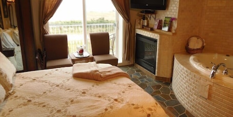 Deluxe Room, 1 Queen Bed, Jetted Tub, Beach View | 1 bedroom, premium bedding, iron/ironing board, free WiFi