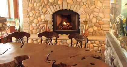 The Collins Inn and Seaside Cottages - Adults Only