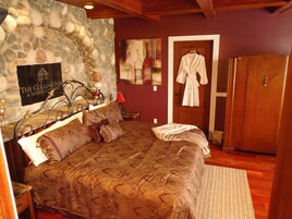 Wine Room | Ropa de cama de alta calidad, tabla de planchar con plancha, wifi gratis