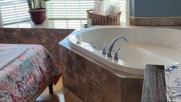 Grand Studio Suite, 1 King Bed | Bathroom | Combined shower/tub, free toiletries, hair dryer, bathrobes