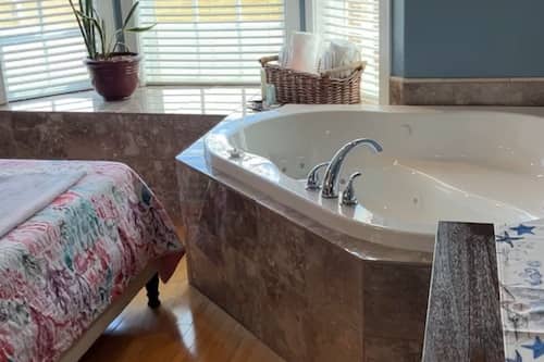 Grand Studio Suite, 1 King Bed | Bathroom