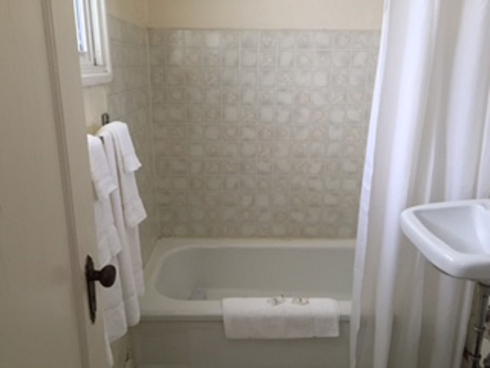 Combined shower/tub, free toiletries, hair dryer, towels