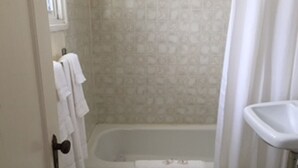 淋浴/盆浴组合、免费洗浴用品、吹风机、毛巾