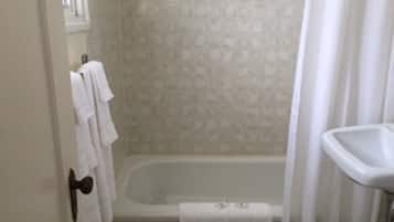 Combined shower/tub, free toiletries, hair dryer, towels
