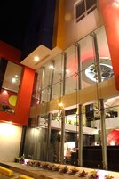 Fachada de la propiedad por la tarde o noche