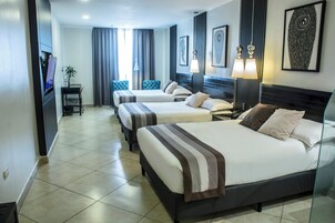 Ropa de cama de alta calidad y caja de seguridad en la habitación 