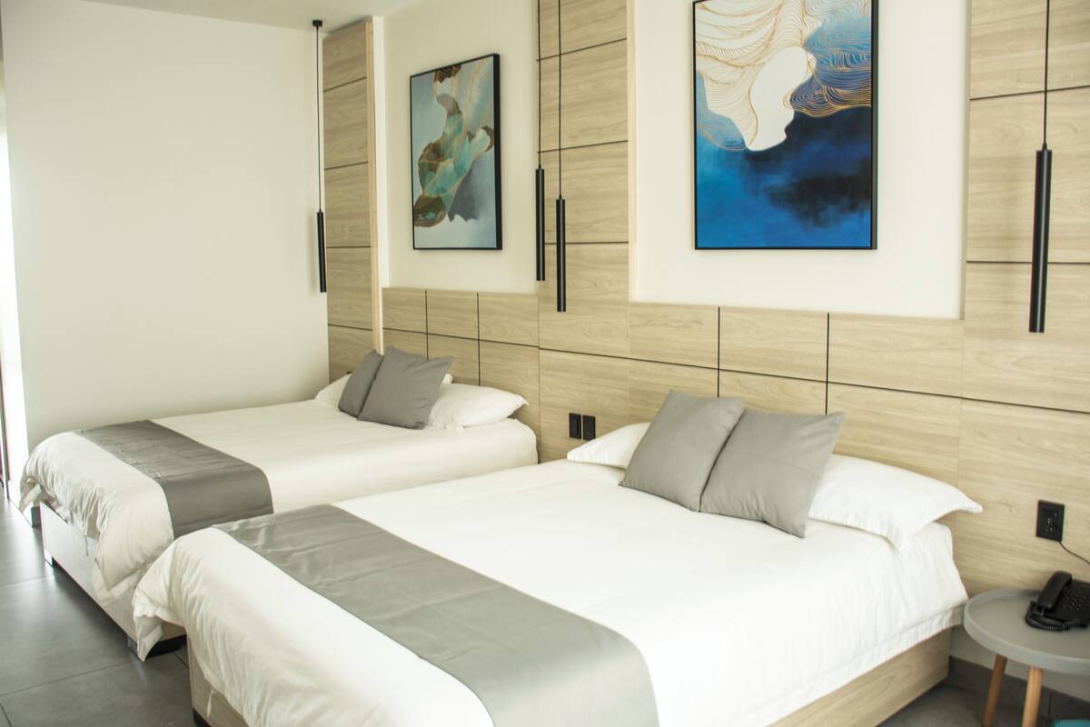 Premium Room, 2 Queen Size Beds | Sengetøy av topp kvalitet, safe på rommet, skrivebord og lydisolert