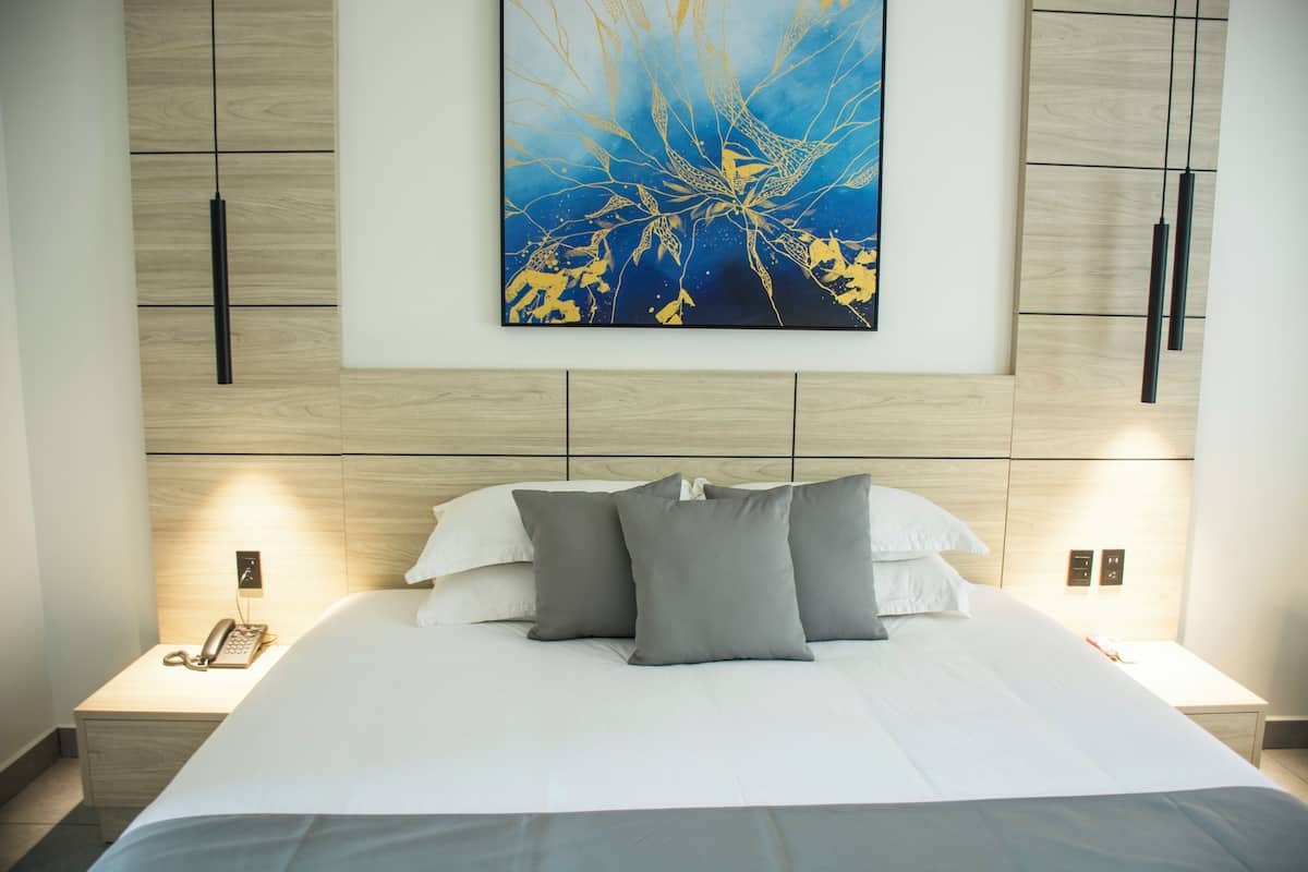 Premium Room, 1 King Size Bed | Sengetøy av topp kvalitet, safe på rommet, skrivebord og lydisolert