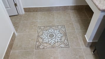 Deluxe Room, 1 King Bed | Bathroom