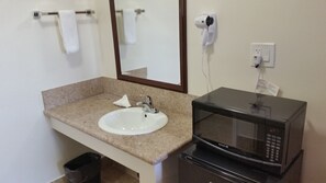 Combined shower/bathtub, hair dryer, towels