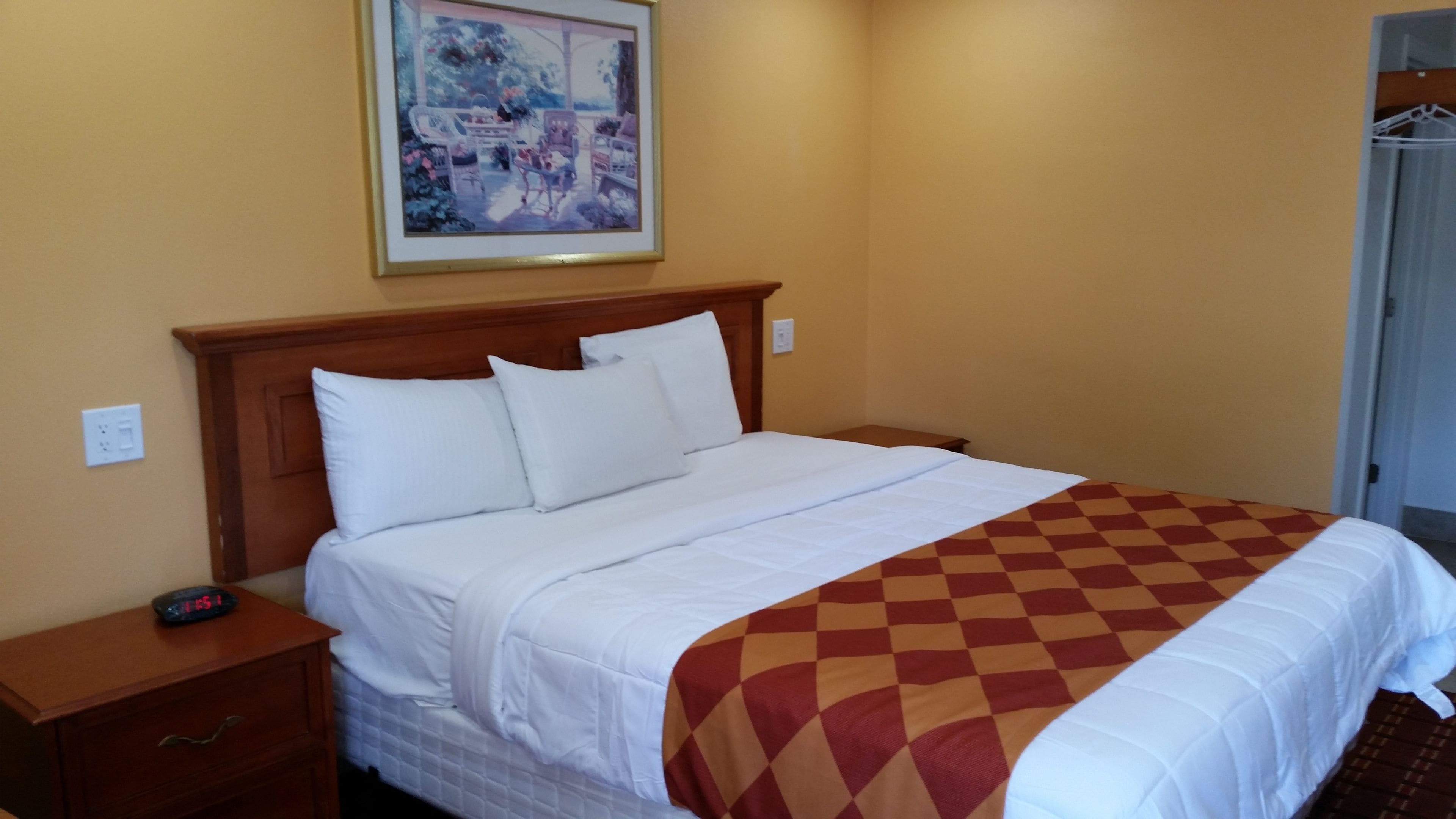 Deluxe Room, 1 King Bed | Premium bedding, memory foam beds, WiFi (free), bed sheets
