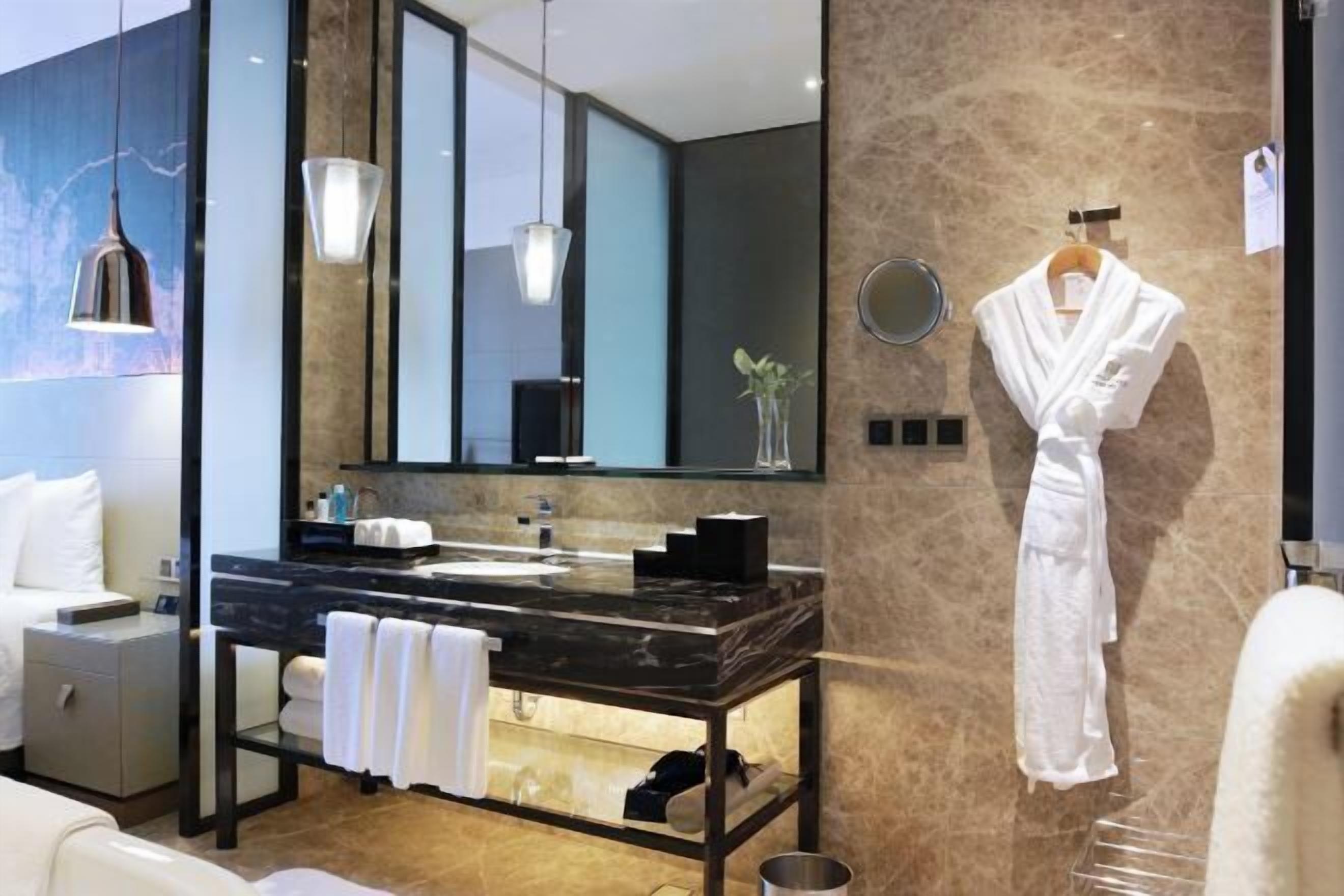 Bañera con ducha, artículos de tocador gratuitos, secador de pelo, batas