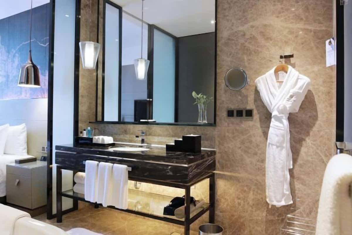 Bañera con ducha, artículos de tocador gratuitos, secador de pelo, batas