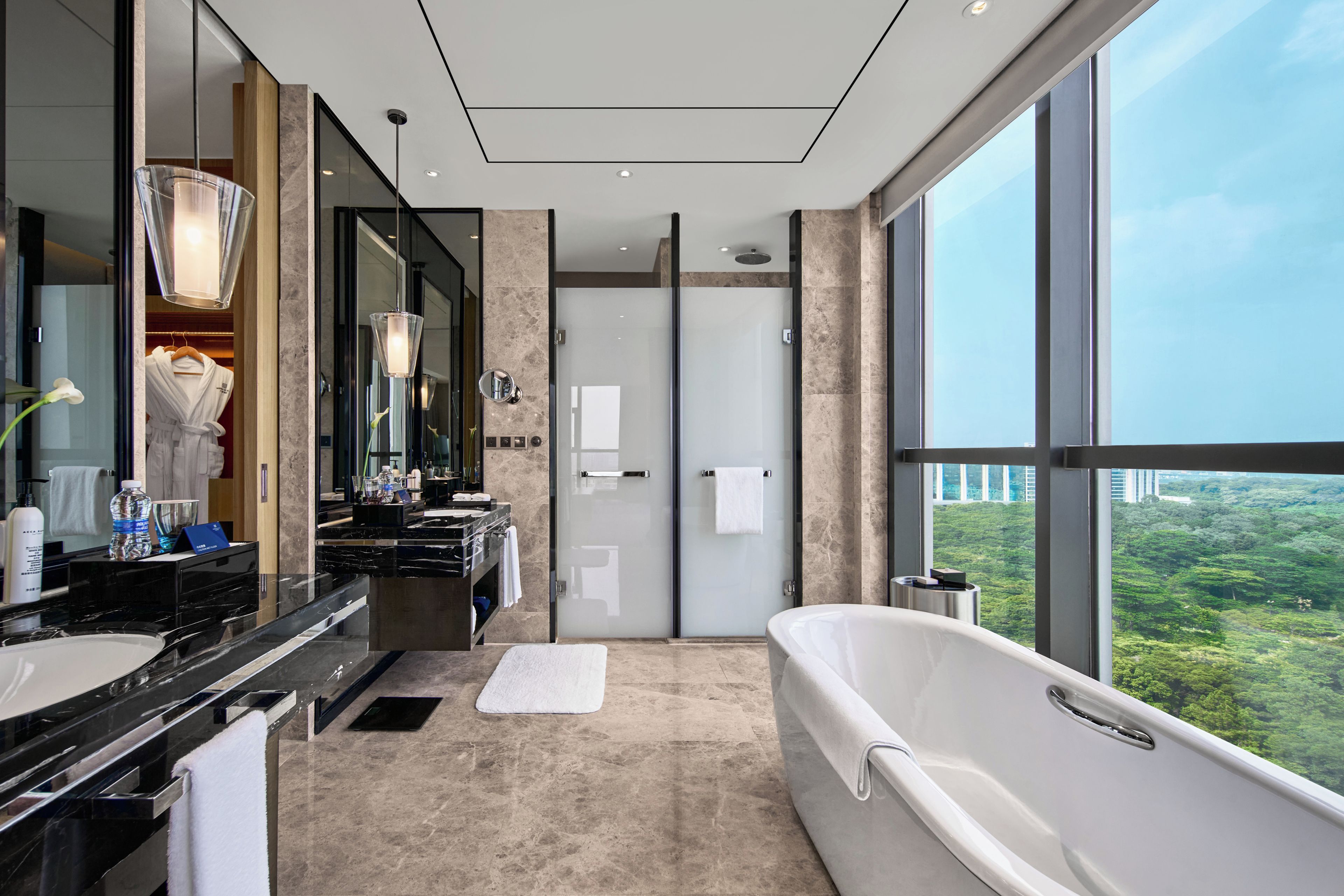 Un baño moderno con una bañera grande, un tocador con espejo y una zona de ducha.