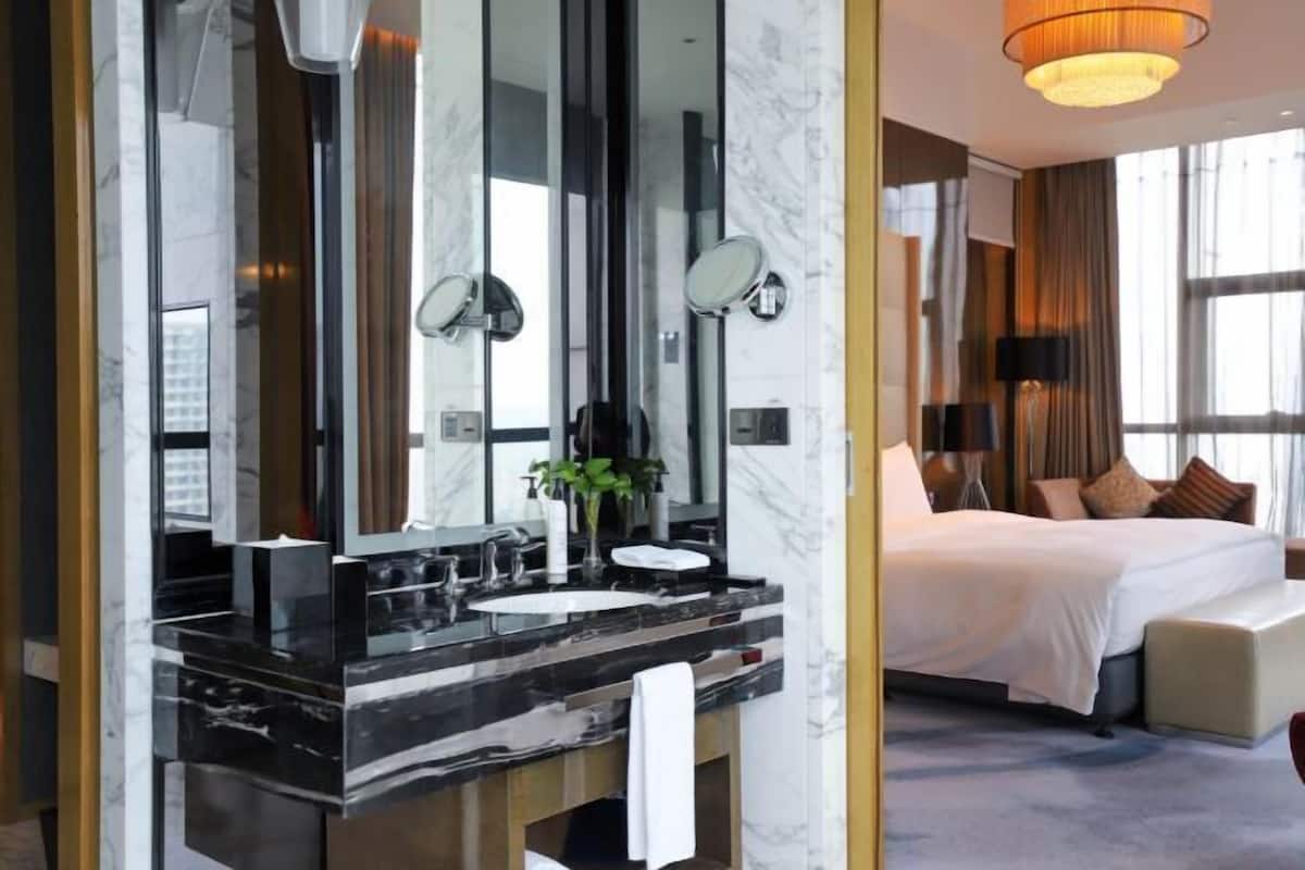 Een minibar, een kluis op de kamer, een bureau, verduisterende gordijnen