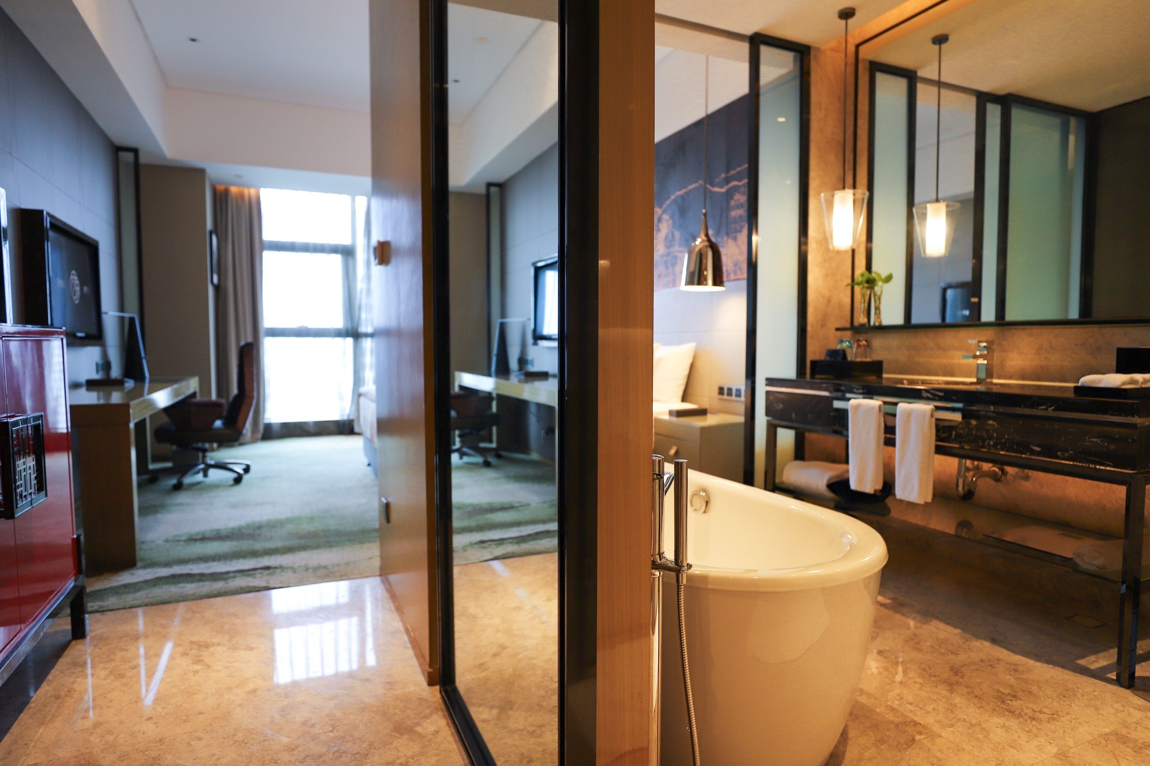 deluxe double room | bathroom | combined shower/bathtub, free toiletries, hair dryer, bathrobes