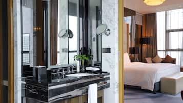 Deluxe Suite | Bathroom | Combined shower/bathtub, free toiletries, hair dryer, bathrobes