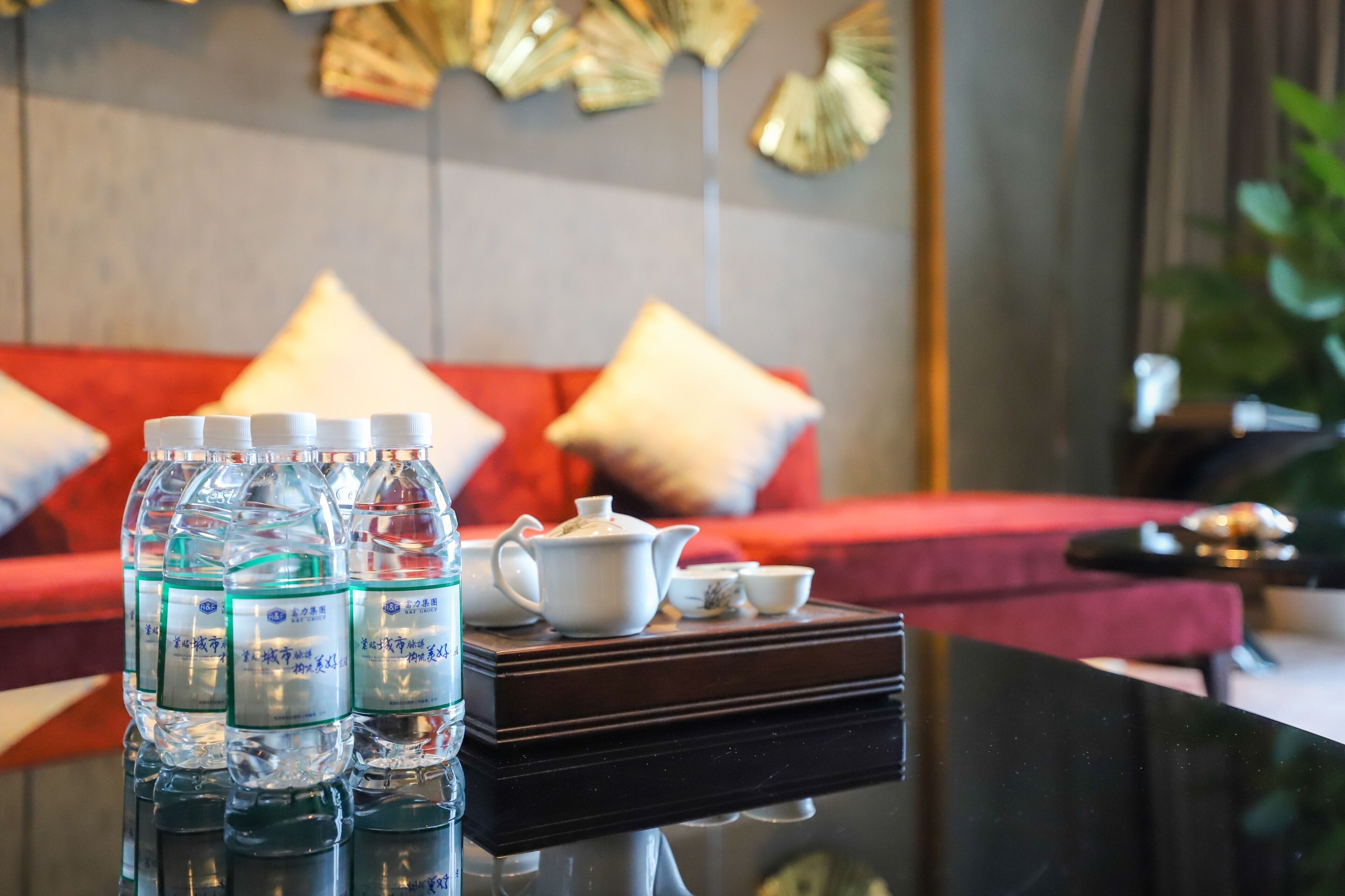 deluxe suite | minibar, in-room safe, desk, blackout curtains