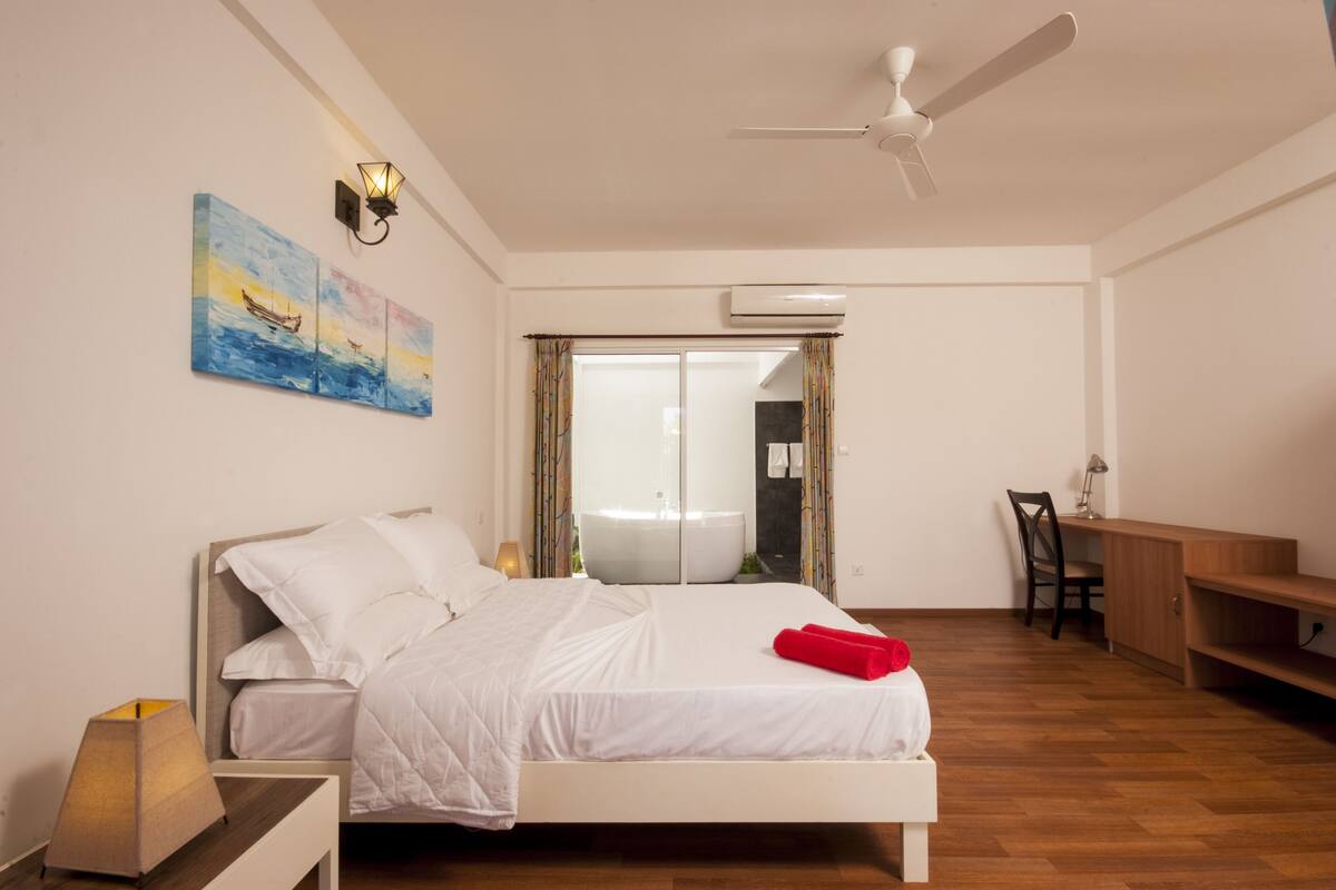Vrindavan - Yoga & Meditation included | 1 habitación, ropa de cama de alta calidad y camas con efecto memoria