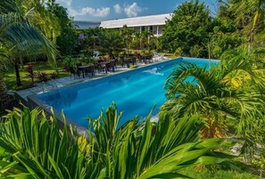 Una piscina al aire libre
