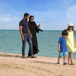 Na praia, areia branca, serviço de traslado de/para a praia