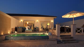 2 outdoor pools