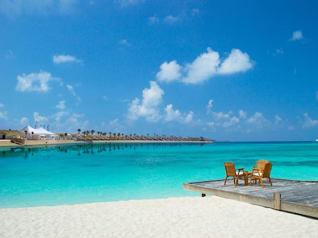 Di pantai, pasir putih, pengangkutan ulang-alik pantai, selam skuba