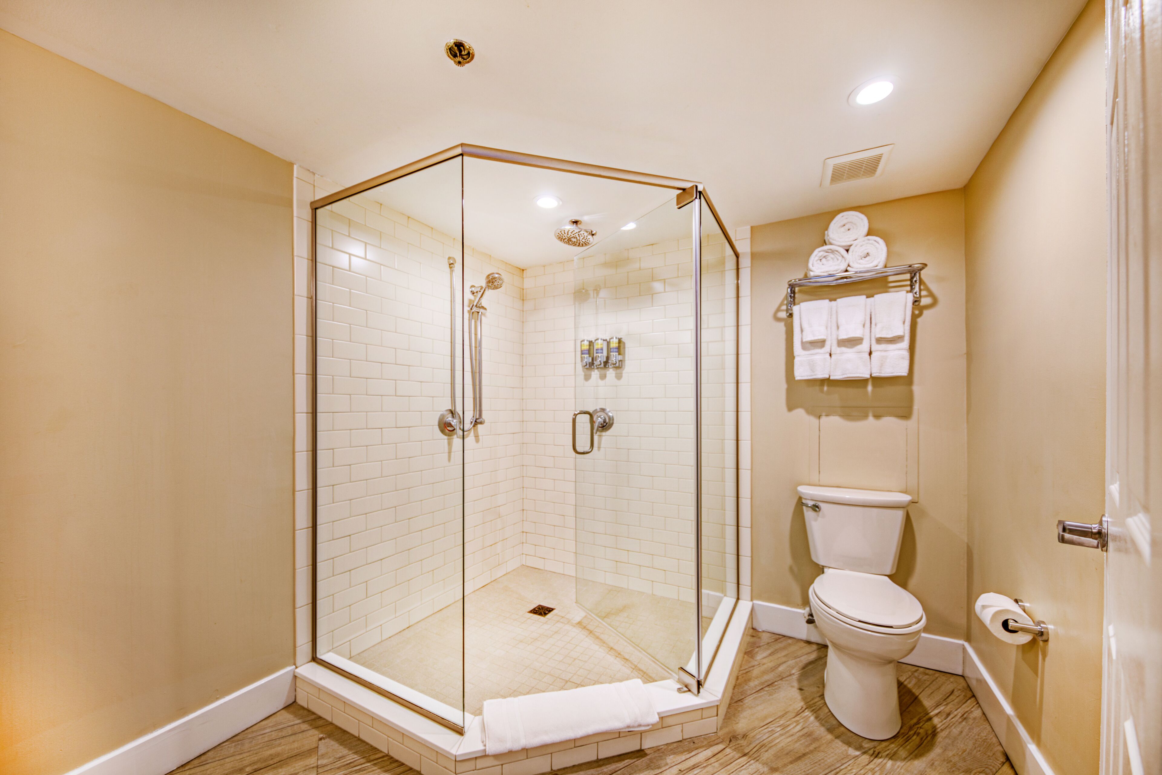 superior room | bathroom | combined shower/bathtub, designer toiletries, hair dryer, towels