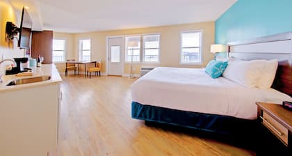 Commander Hotel & Suites