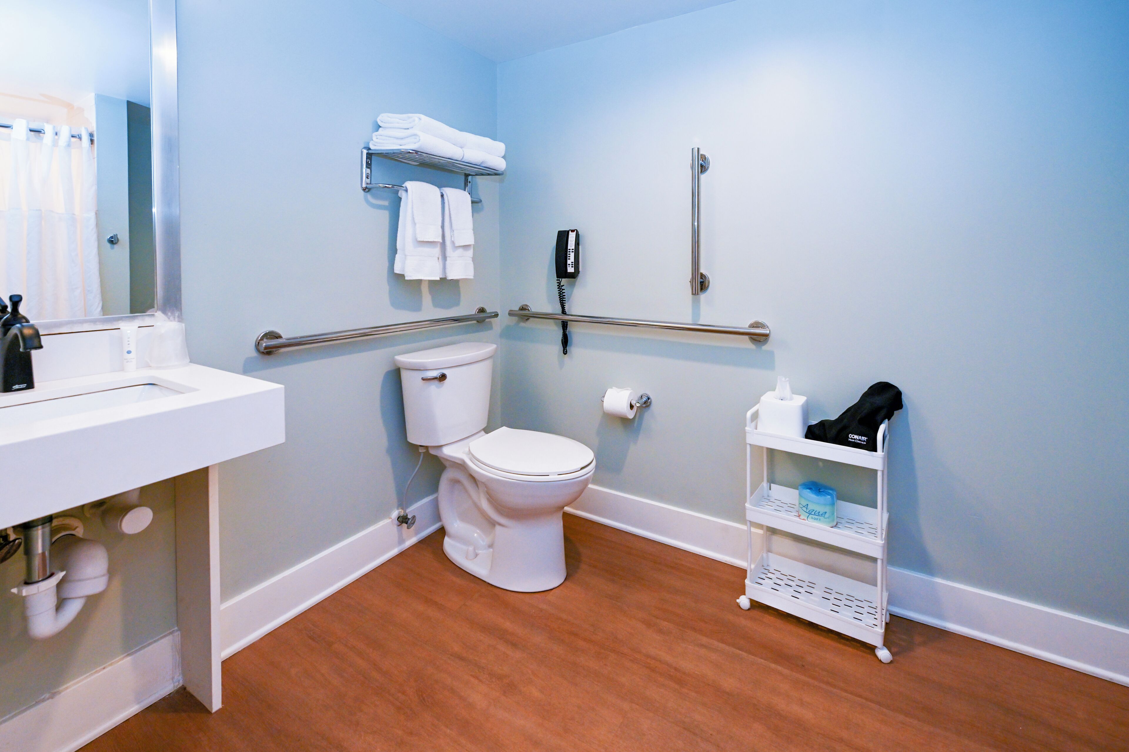 Habitación doble estándar, con acceso para personas discapacitadas, vista parcial al océano | Baño | Amenidades de baño gratuitas, secadora de cabello, toallas 
