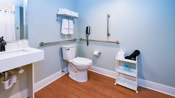 Habitación doble estándar, con acceso para personas discapacitadas, vista parcial al océano | Baño | Amenidades de baño gratuitas, secadora de cabello, toallas
