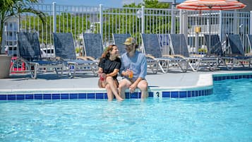 室內游泳池和室外游泳池,提供日光浴躺椅